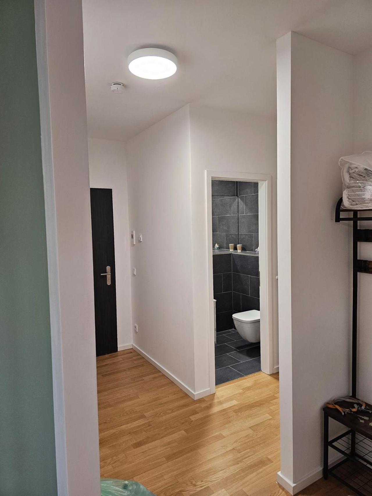 3 2 Bathrooms 2 Toilets New Center Of Underground Parking Space Contactless Self Check-in Apartment Düsseldorf