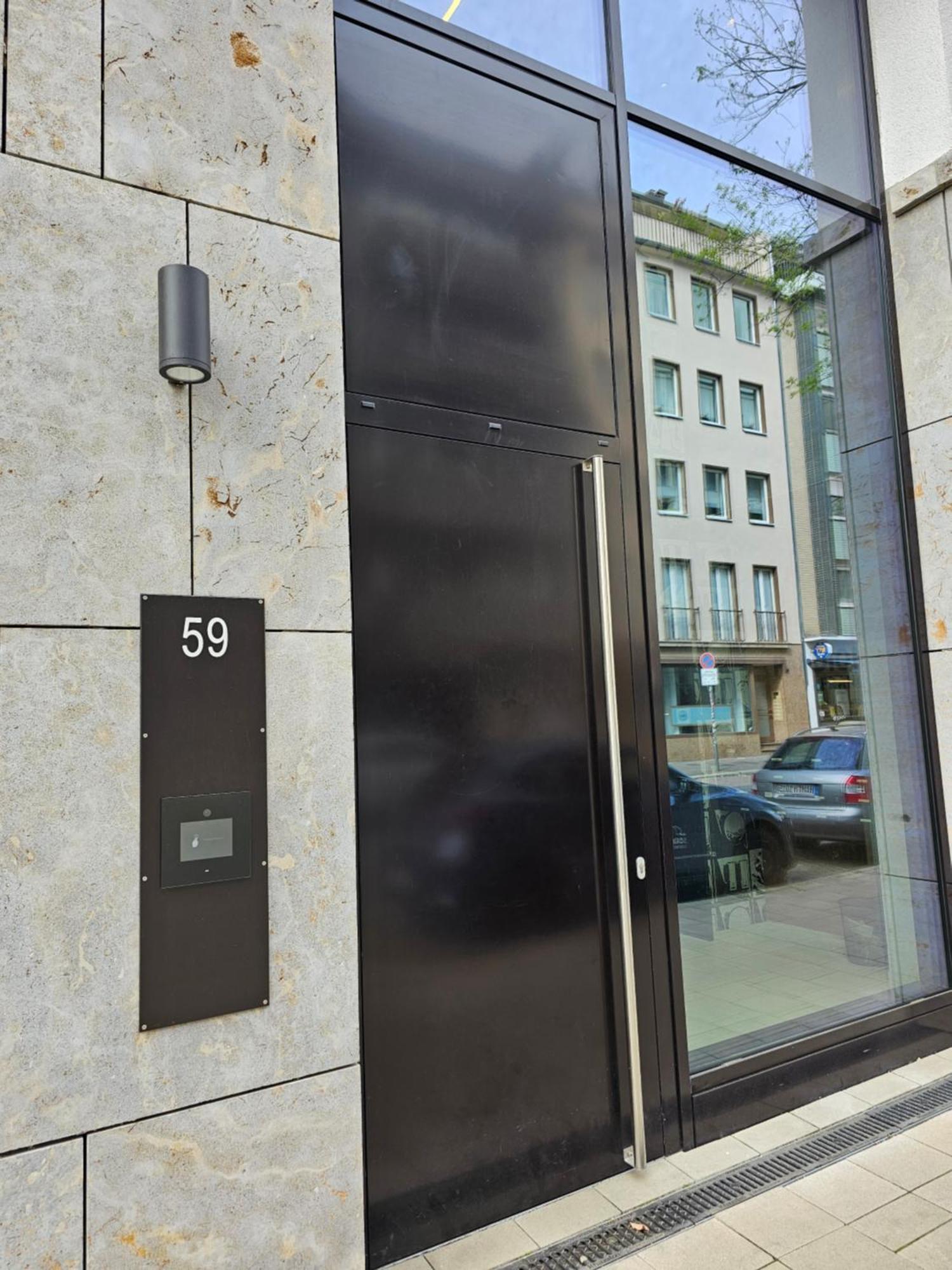 3 2 Bathrooms 2 Toilets New Center Of Underground Parking Space Contactless Self Check-in Düsseldorf