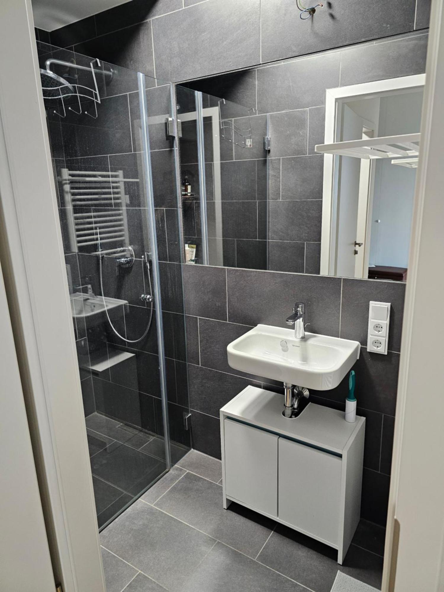 3 2 Bathrooms 2 Toilets New Center Of Underground Parking Space Contactless Self Check-in Apartment *