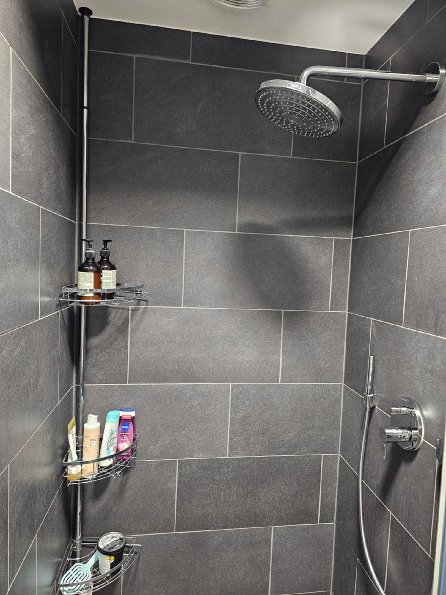 Apartment 3 2 Bathrooms 2 Toilets New Center Of Underground Parking Space Contactless Self Check-in Düsseldorf