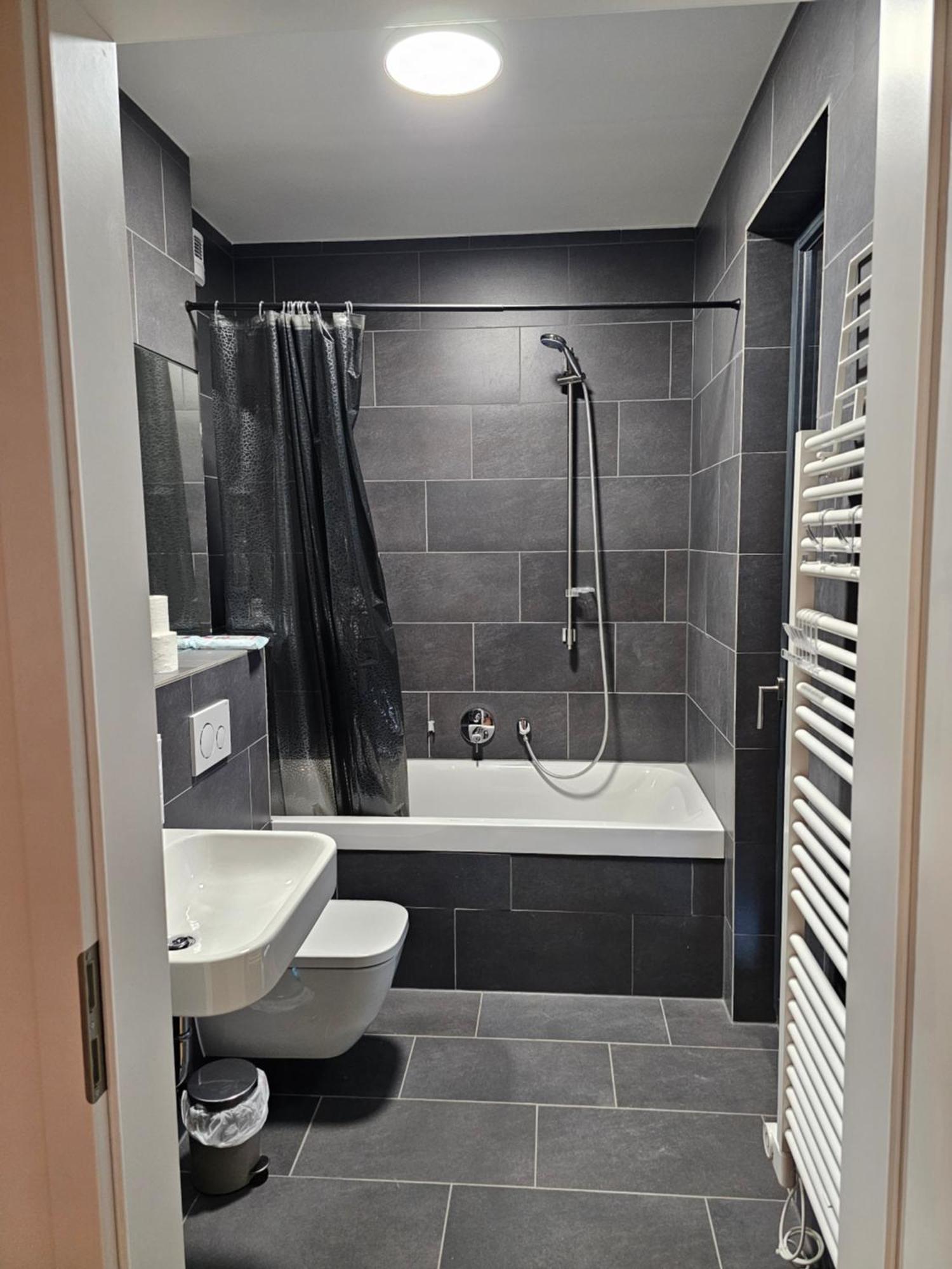 3 2 Bathrooms 2 Toilets New Center Of Underground Parking Space Contactless Self Check-in Apartment *