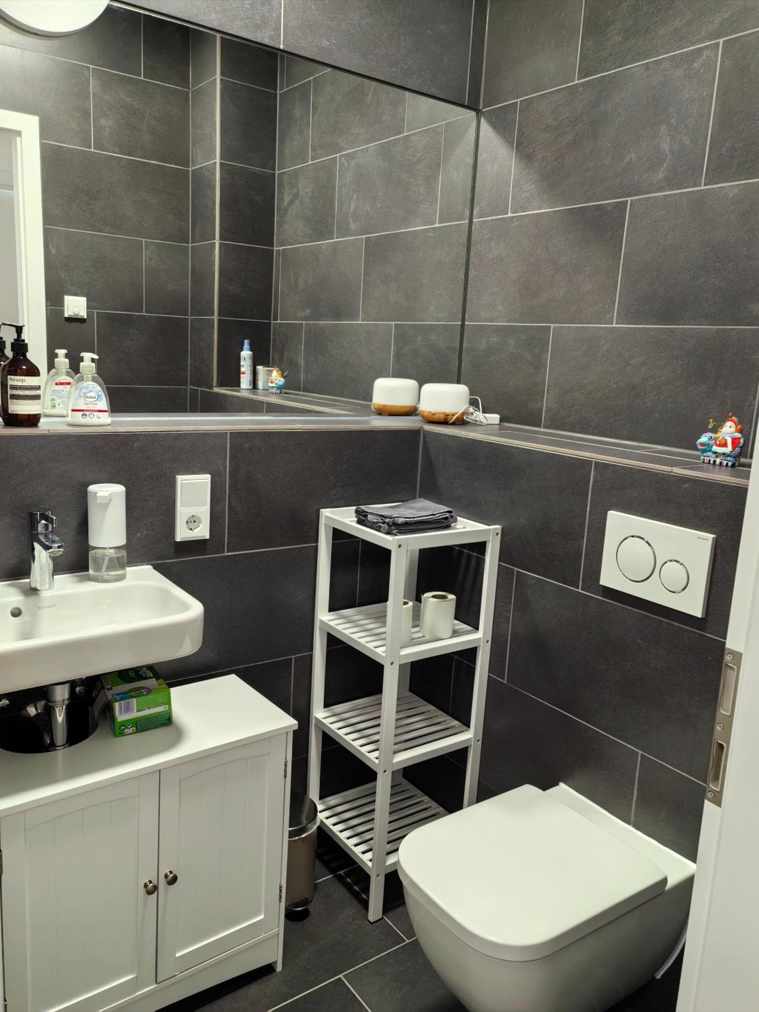 3 2 Bathrooms 2 Toilets New Center Of Underground Parking Space Contactless Self Check-in Düsseldorf