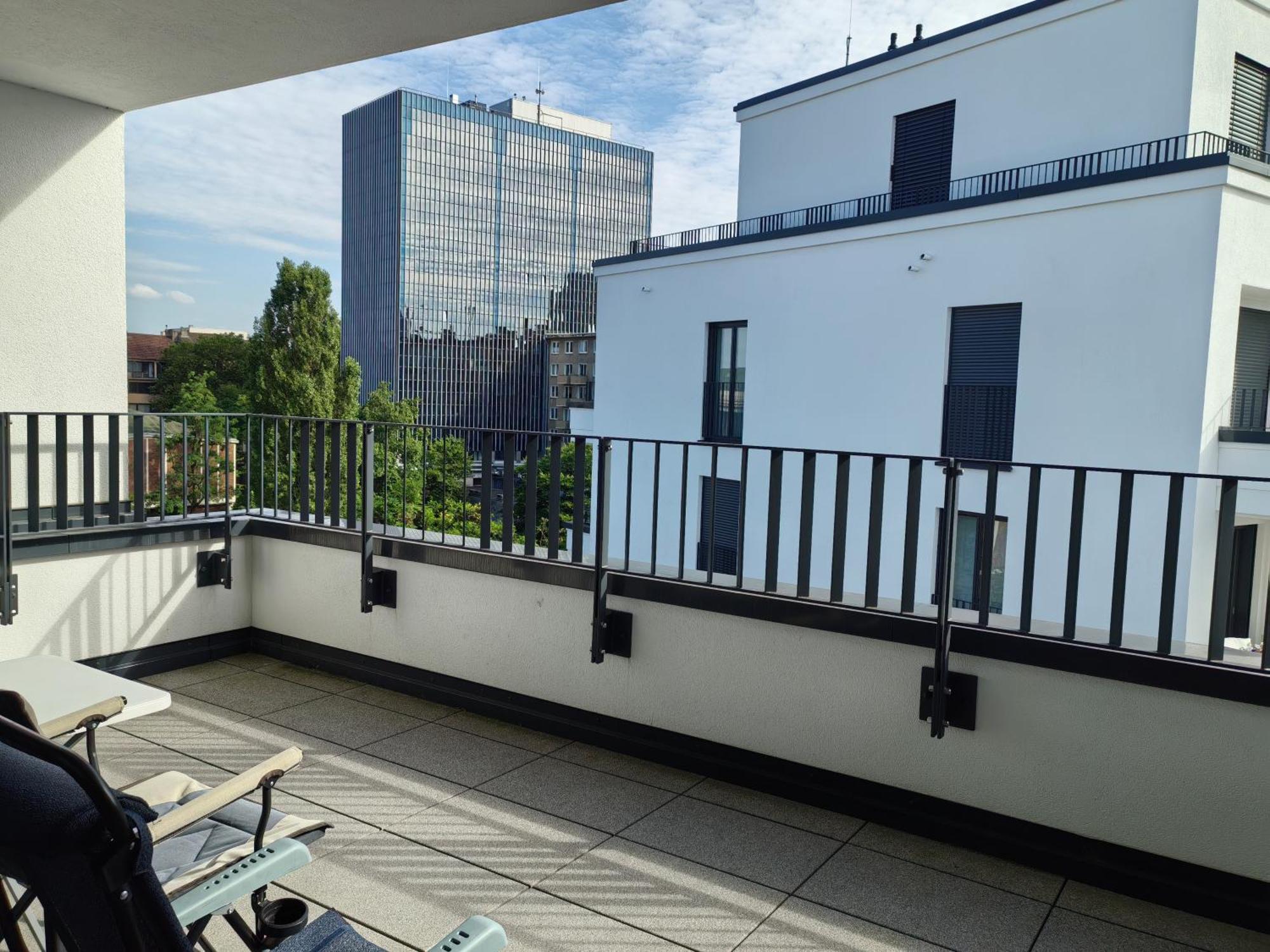 3 2 Bathrooms 2 Toilets New Center Of Underground Parking Space Contactless Self Check-in Düsseldorf