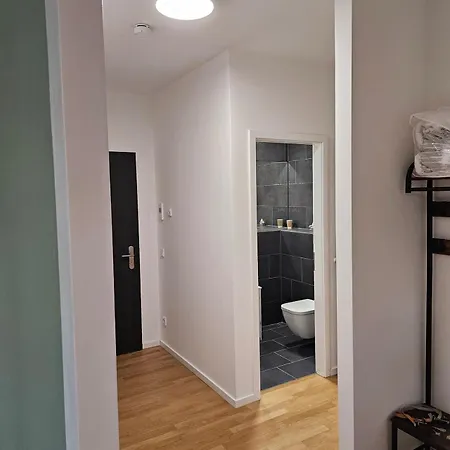 3 2 Bathrooms 2 Toilets New Center Of Underground Parking Space Contactless Self Check-in Appartement Düsseldorf
