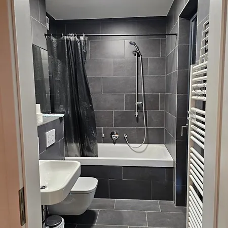 3 2 Bathrooms 2 Toilets New Center Of Underground Parking Space Contactless Self Check-in Appartement *