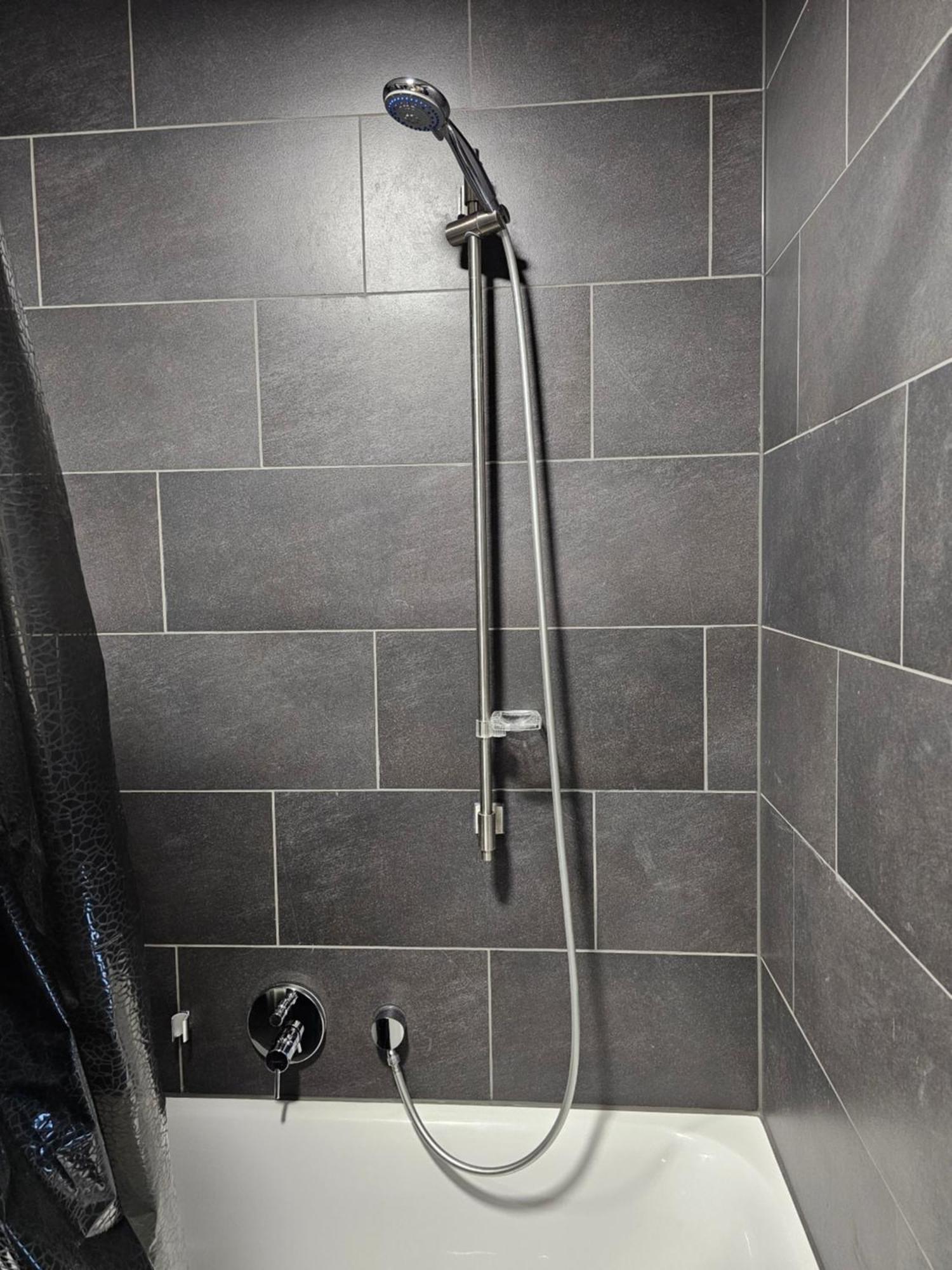 Appartement 3 2 Bathrooms 2 Toilets New Center Of Underground Parking Space Contactless Self Check-in Düsseldorf